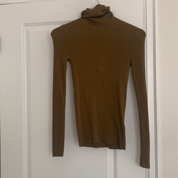 Uniqlo 100% Merino wool turtleneck in olive green size XS - Picture 3 of 3